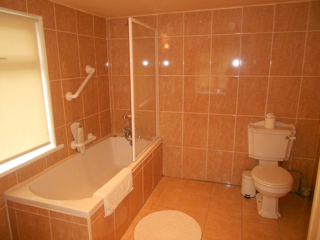 Tralia Farmhouse Self Catering Farranfore Habitación foto